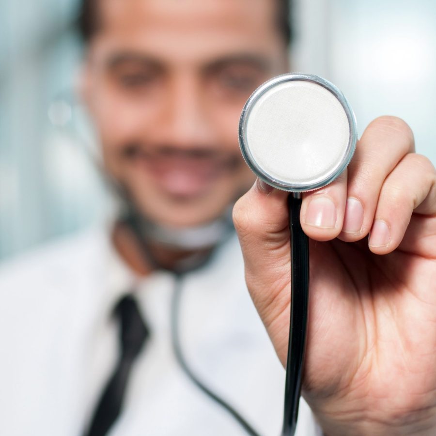 Medico con stetoscopio in primo piano