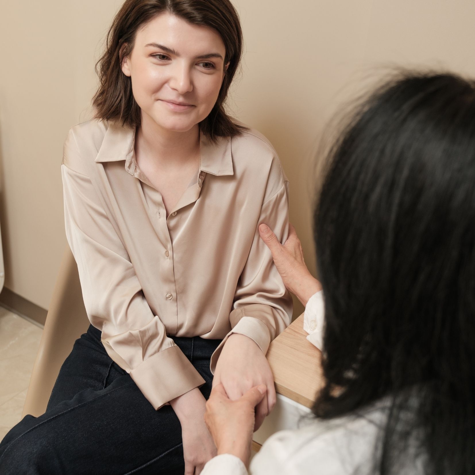 Colloquio tra professionista sanitario e paziente in una struttura clinica